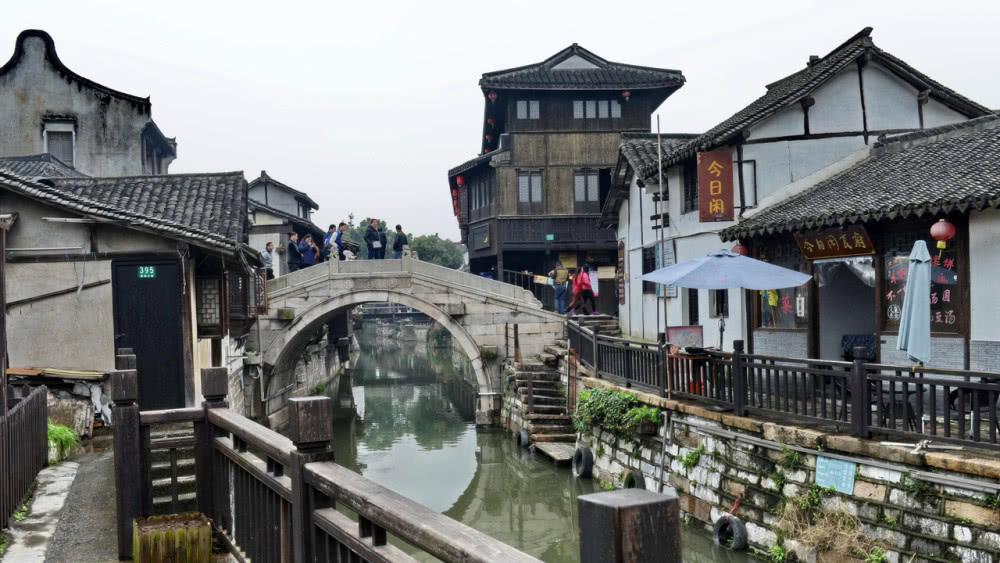 40岁女人会穿才优雅!经典款、剪裁合身、配饰点缀,太显气质